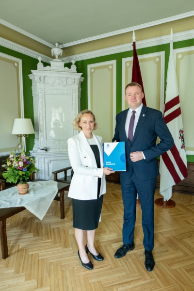 SPRK priekšsēdētāja Alda Ozola ar Saeimas priekšsēdētāju Edvardu Smiltēnu tikšanās laikā par gada pārskatu