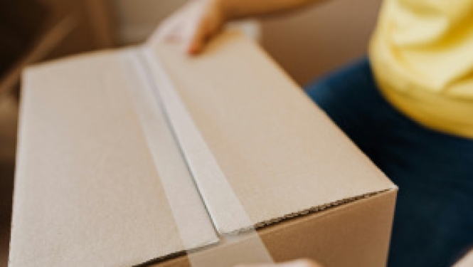 Arvien biežāk iedzīvotāji kā ērtāko pasta sūtījumu piegādes veidu izvēlas pakomātus